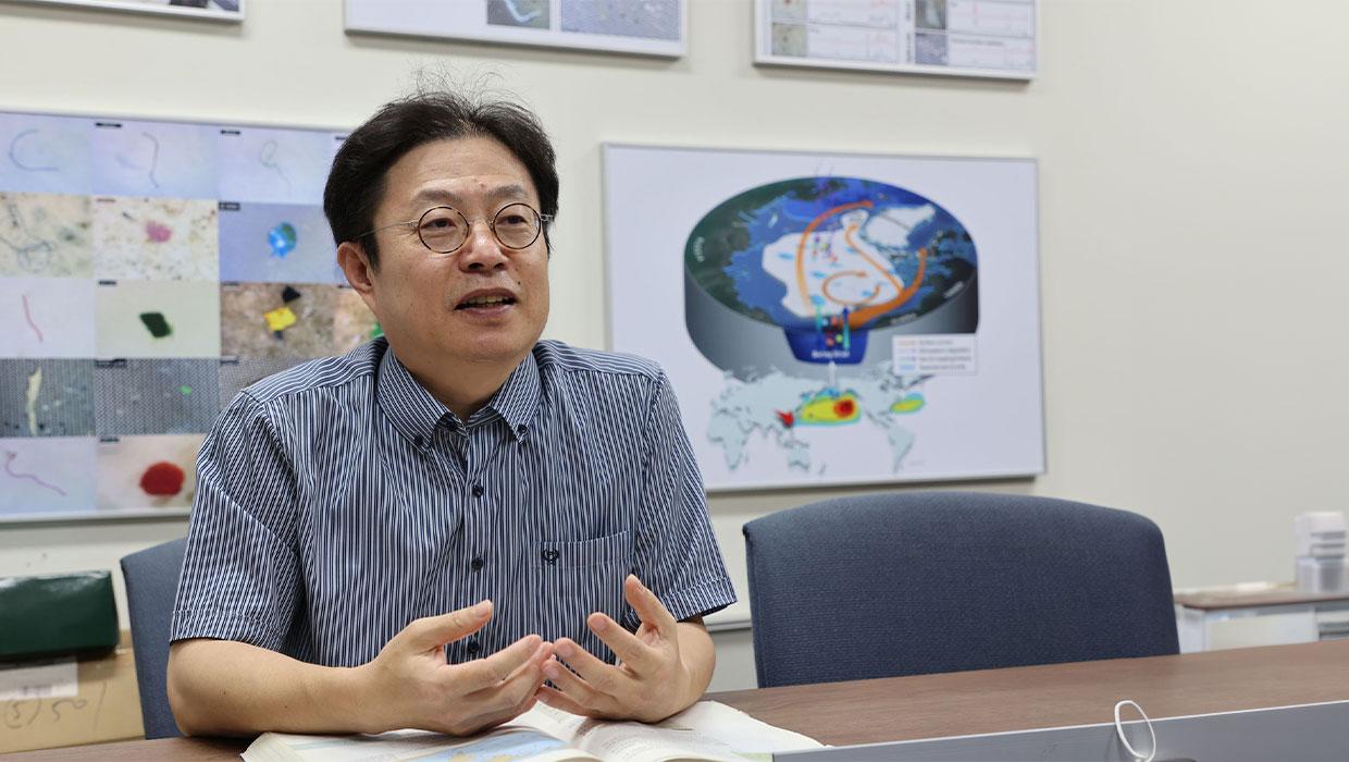 Kim Seung-gyu, professor of oceanography at Incheon National University, was selected and awarded the 'Science and Technology Award of the Month' 대표이미지